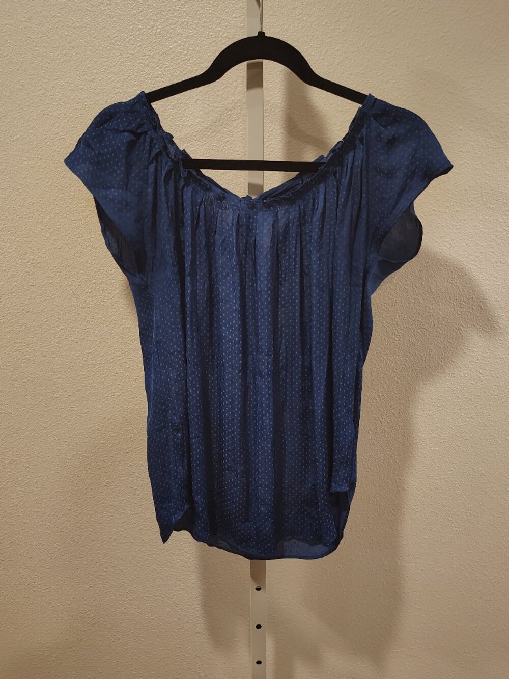 LC Lauren Conrad Women's Top Size Medium Navy Blue Pleated Polka Dots - Picture 1 of 10